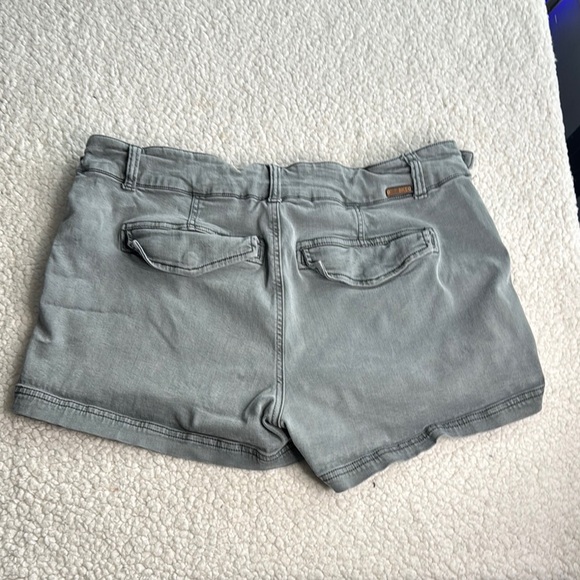 BKE Women's Gray Cargo Shorts - Picture 5 of 5